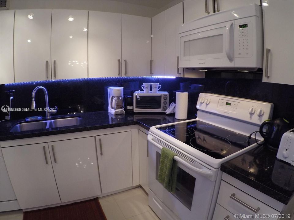 For Rent: $2,700 (2 beds, 2 baths, 1104 Square Feet)