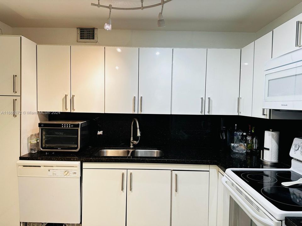 For Rent: $2,700 (2 beds, 2 baths, 1104 Square Feet)