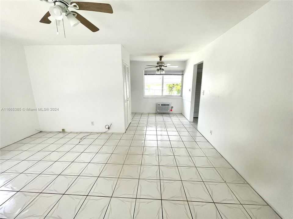 For Rent: $1,600 (1 beds, 1 baths, 700 Square Feet)