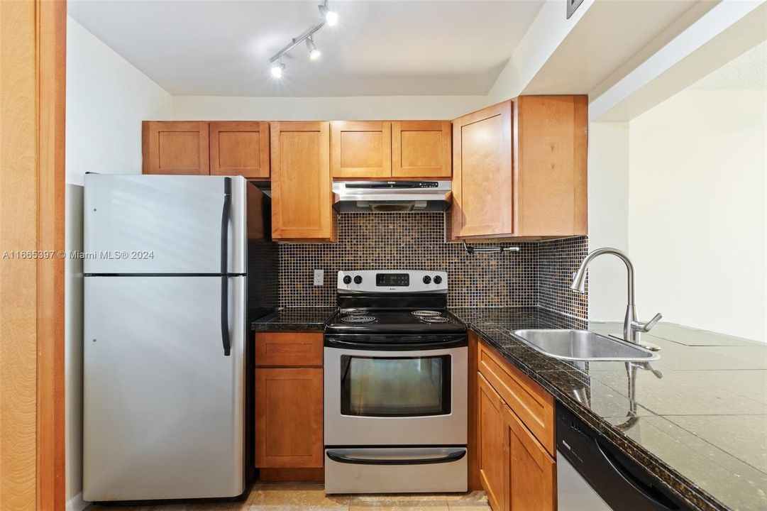 For Sale: $165,000 (1 beds, 1 baths, 870 Square Feet)