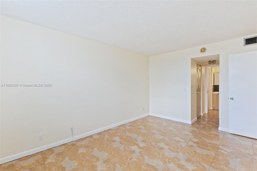 For Sale: $165,000 (1 beds, 1 baths, 870 Square Feet)