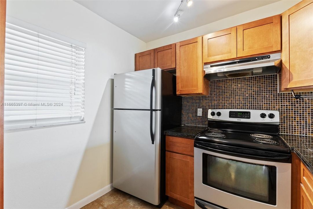 For Sale: $165,000 (1 beds, 1 baths, 870 Square Feet)