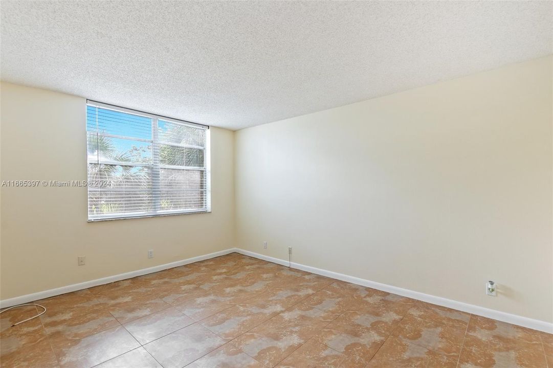 For Sale: $165,000 (1 beds, 1 baths, 870 Square Feet)