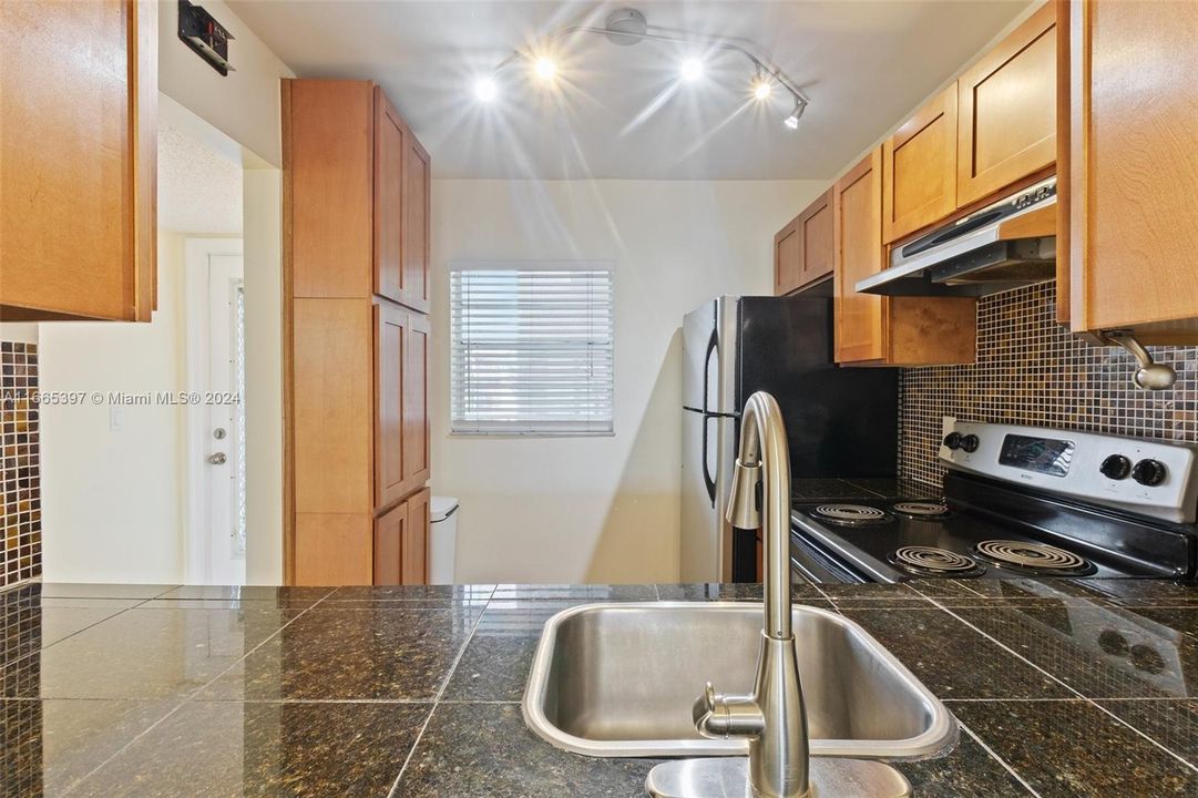 For Sale: $165,000 (1 beds, 1 baths, 870 Square Feet)