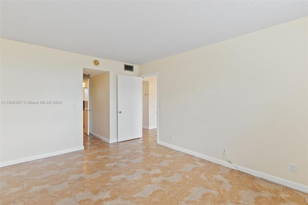 For Sale: $165,000 (1 beds, 1 baths, 870 Square Feet)