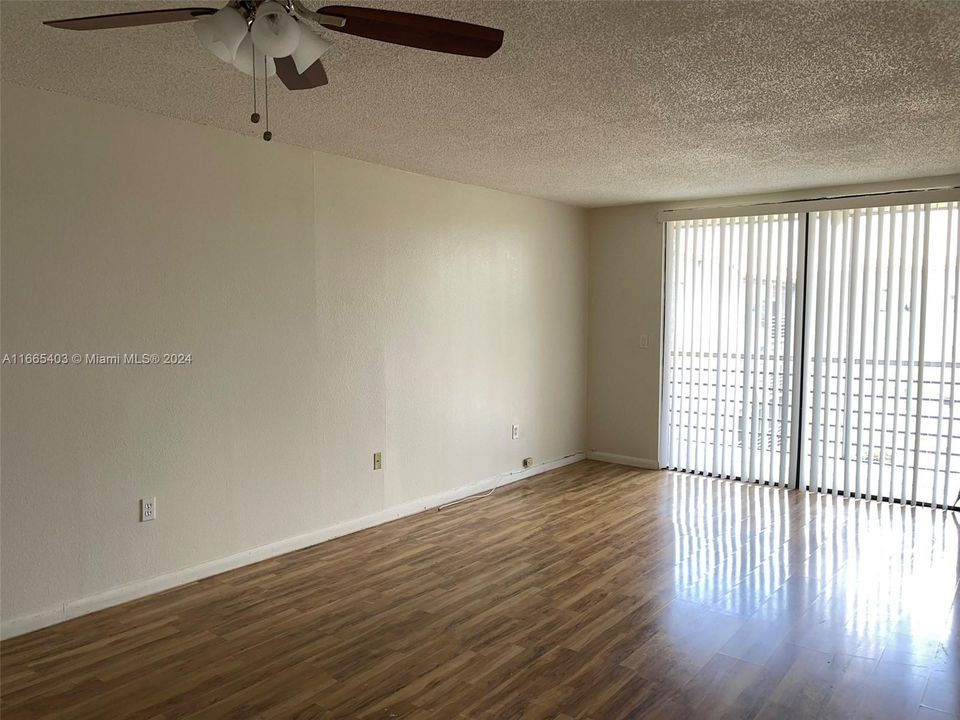 Active With Contract: $1,550 (1 beds, 1 baths, 830 Square Feet)