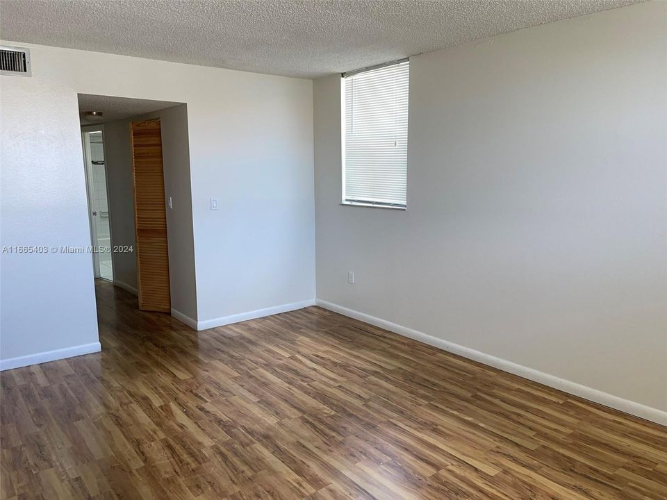 Active With Contract: $1,550 (1 beds, 1 baths, 830 Square Feet)