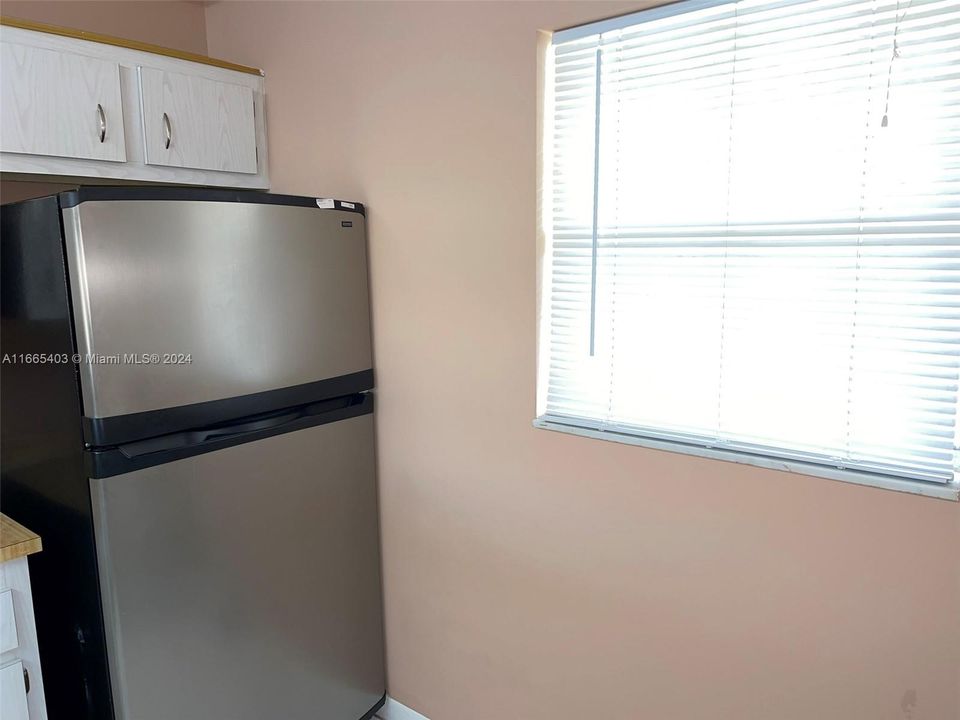 Active With Contract: $1,550 (1 beds, 1 baths, 830 Square Feet)