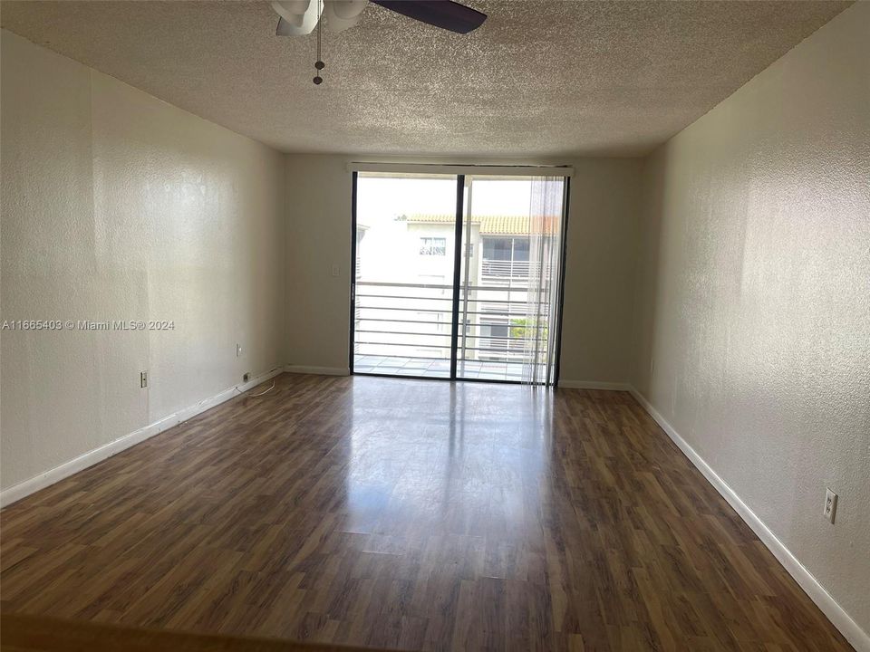 Active With Contract: $1,550 (1 beds, 1 baths, 830 Square Feet)