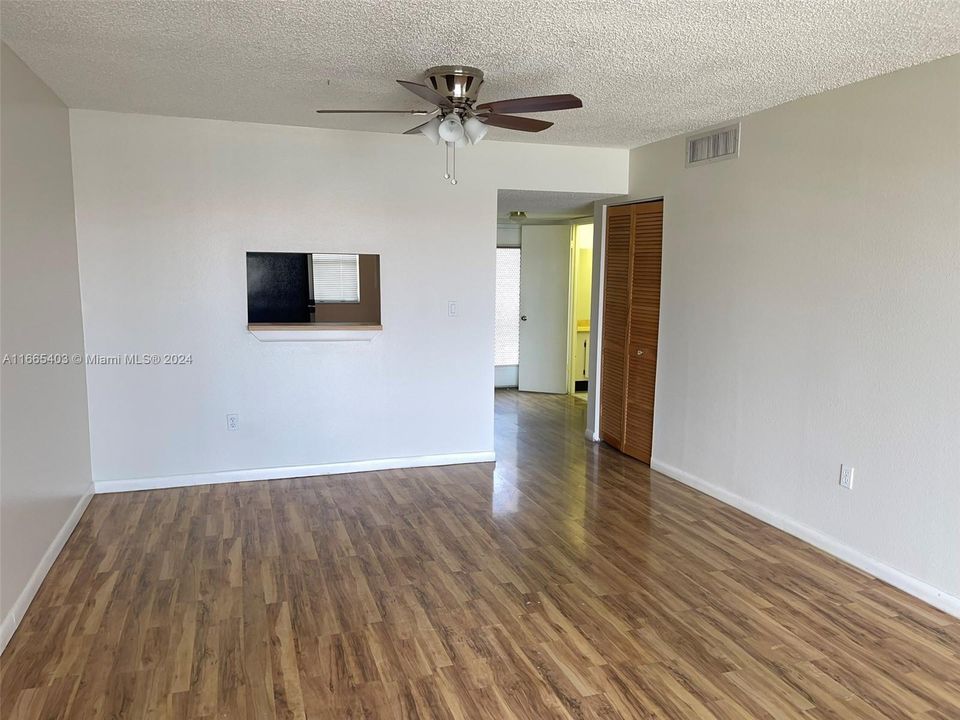 Active With Contract: $1,550 (1 beds, 1 baths, 830 Square Feet)