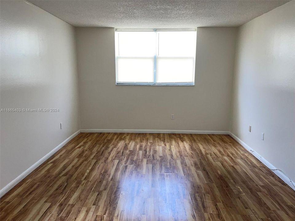 Active With Contract: $1,550 (1 beds, 1 baths, 830 Square Feet)