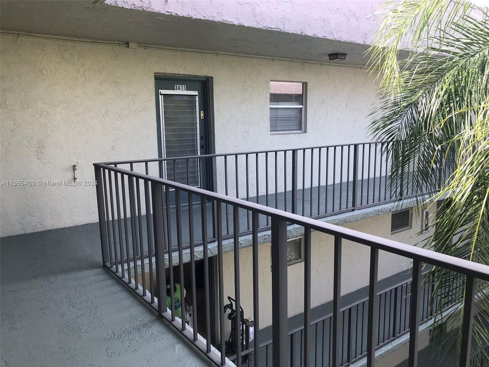 Active With Contract: $1,550 (1 beds, 1 baths, 830 Square Feet)