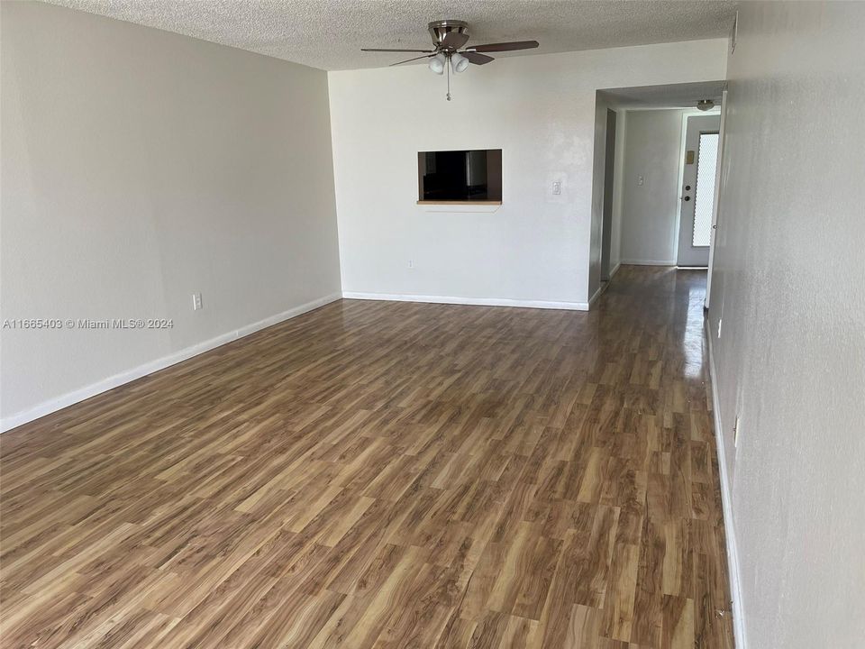 Active With Contract: $1,550 (1 beds, 1 baths, 830 Square Feet)