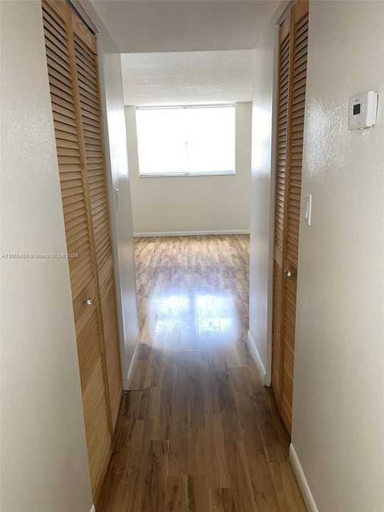 Active With Contract: $1,550 (1 beds, 1 baths, 830 Square Feet)