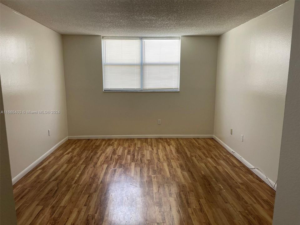 Active With Contract: $1,550 (1 beds, 1 baths, 830 Square Feet)