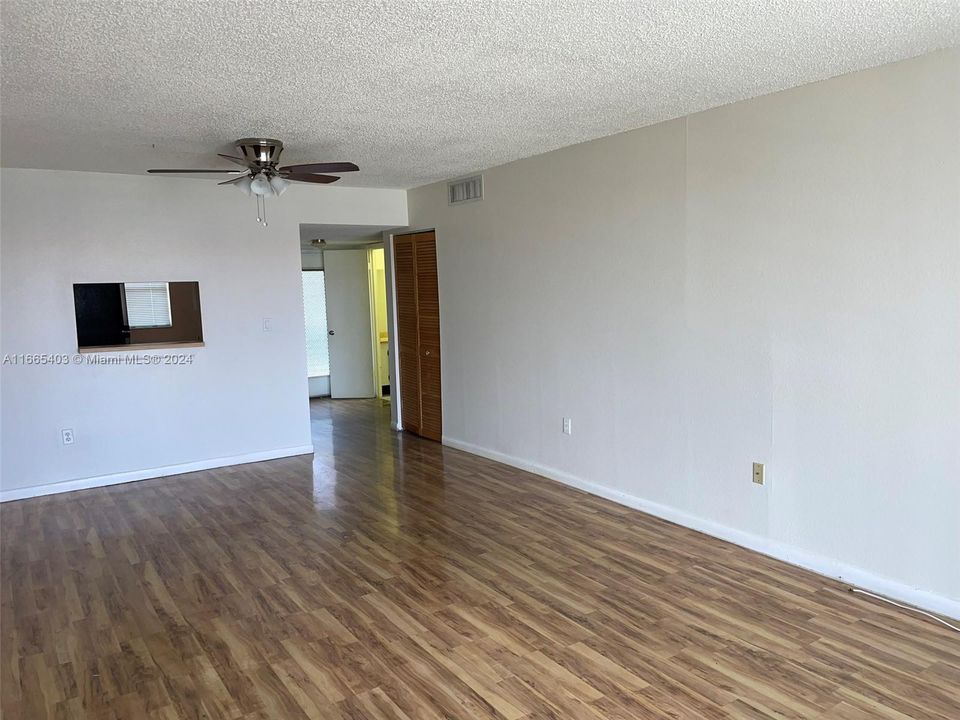 Active With Contract: $1,550 (1 beds, 1 baths, 830 Square Feet)