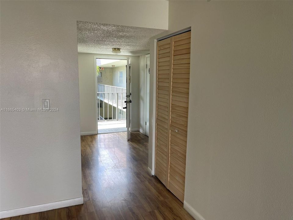 Active With Contract: $1,550 (1 beds, 1 baths, 830 Square Feet)