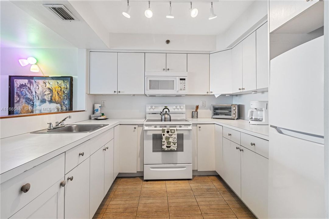 For Sale: $1,800,000 (2 beds, 2 baths, 640 Square Feet)