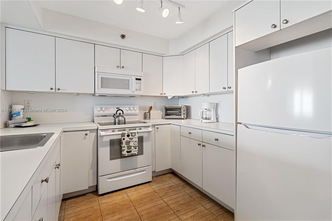 For Sale: $1,800,000 (2 beds, 2 baths, 640 Square Feet)