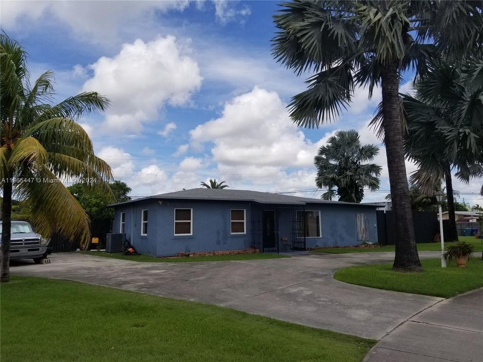 For Sale: $500,000 (3 beds, 2 baths, 1408 Square Feet)