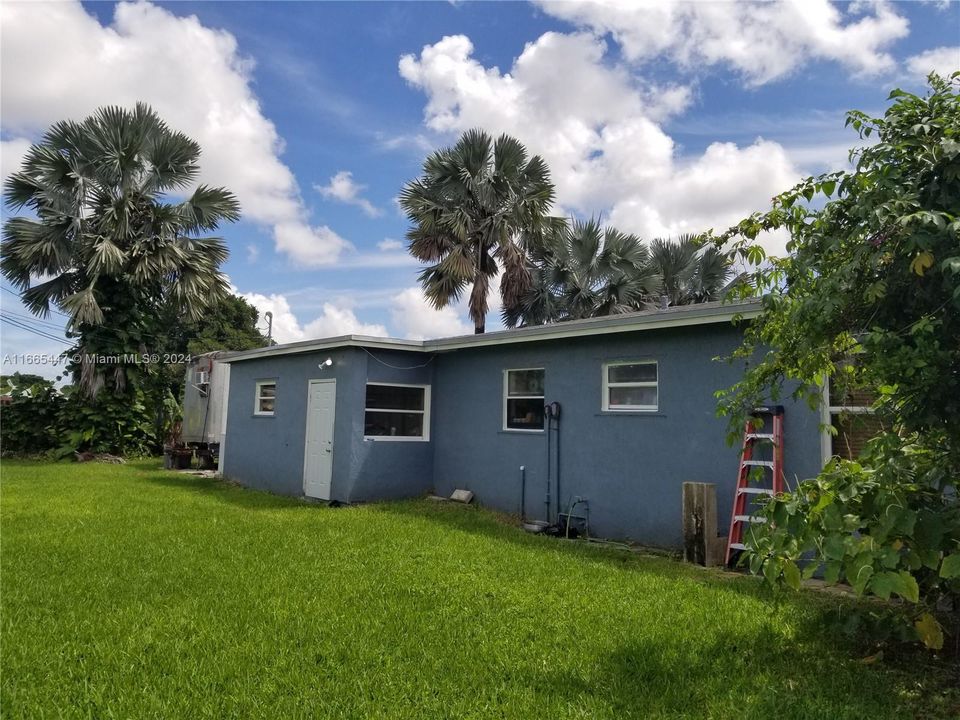 For Sale: $500,000 (3 beds, 2 baths, 1408 Square Feet)