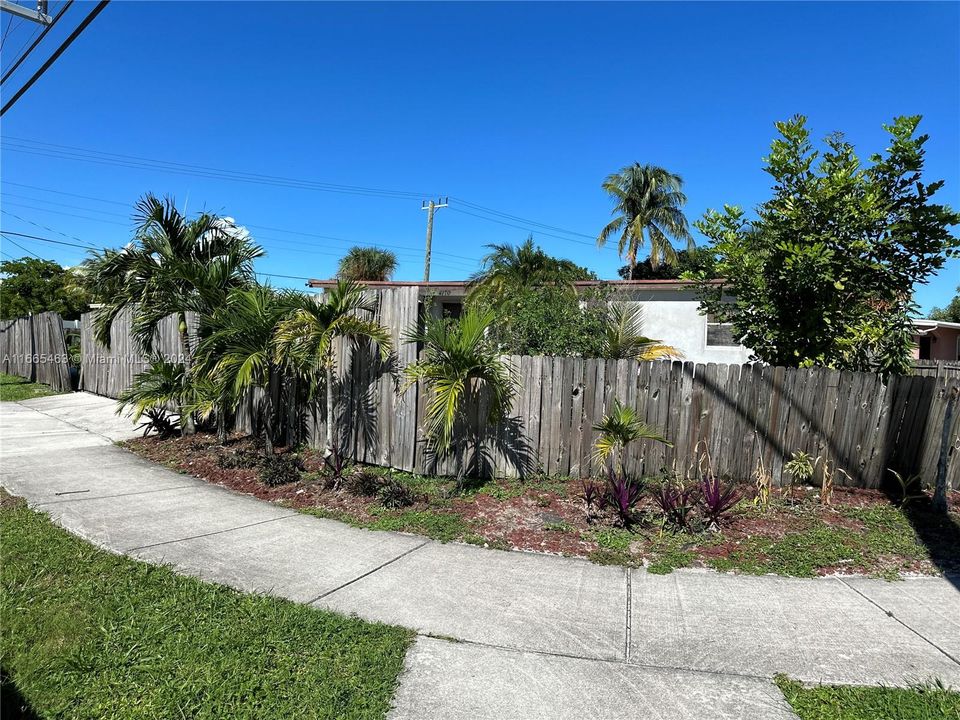 For Sale: $405,000 (3 beds, 2 baths, 978 Square Feet)