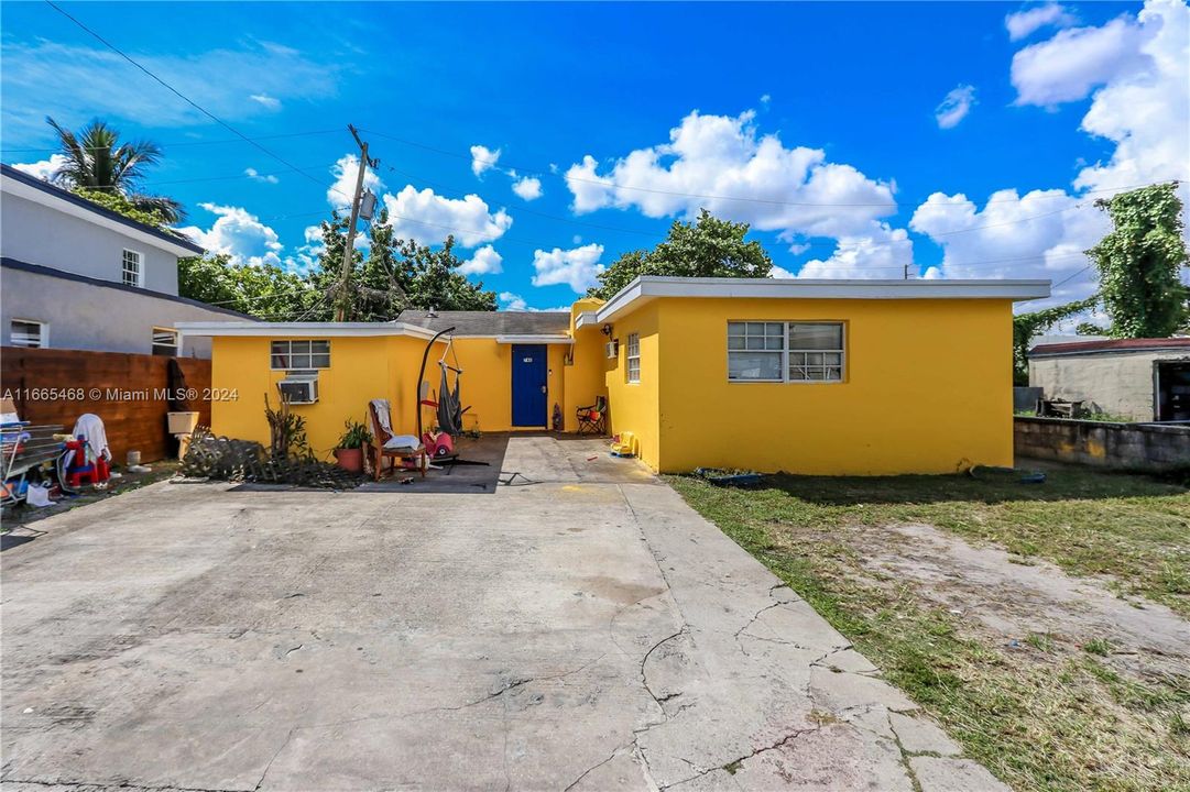 For Sale: $375,000 (3 beds, 2 baths, 936 Square Feet)