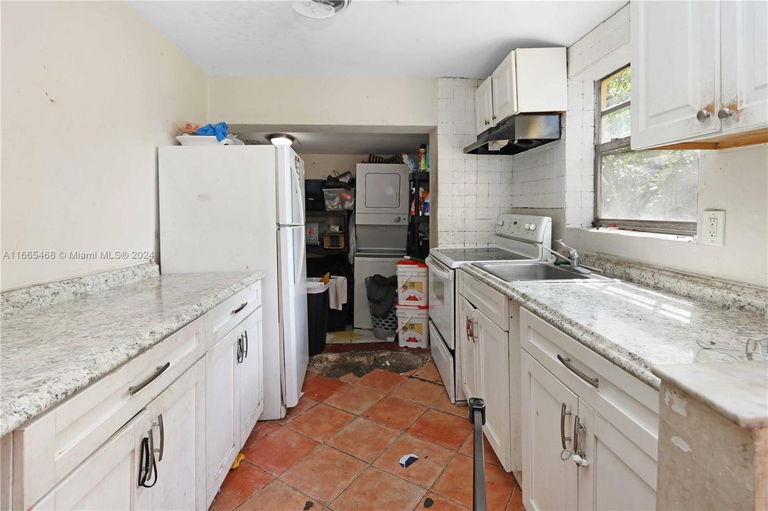 For Sale: $375,000 (3 beds, 2 baths, 936 Square Feet)