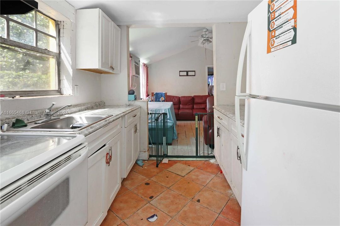 For Sale: $375,000 (3 beds, 2 baths, 936 Square Feet)