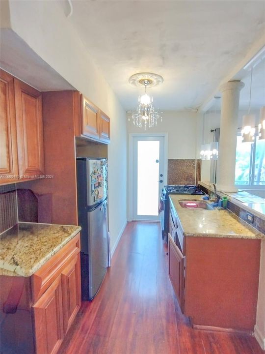 For Sale: $265,000 (1 beds, 1 baths, 639 Square Feet)