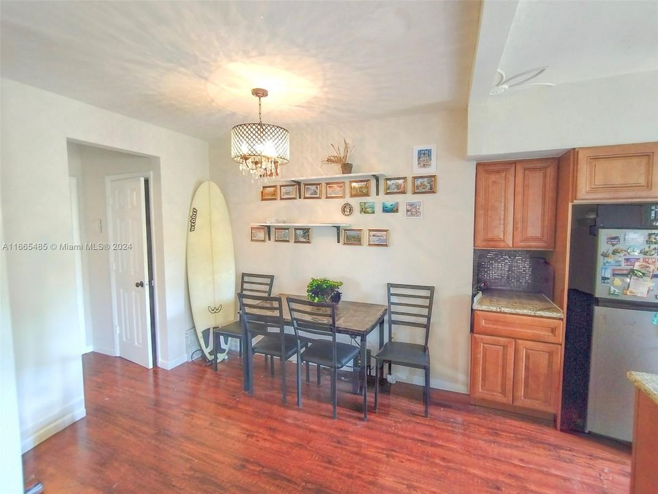 For Sale: $265,000 (1 beds, 1 baths, 639 Square Feet)