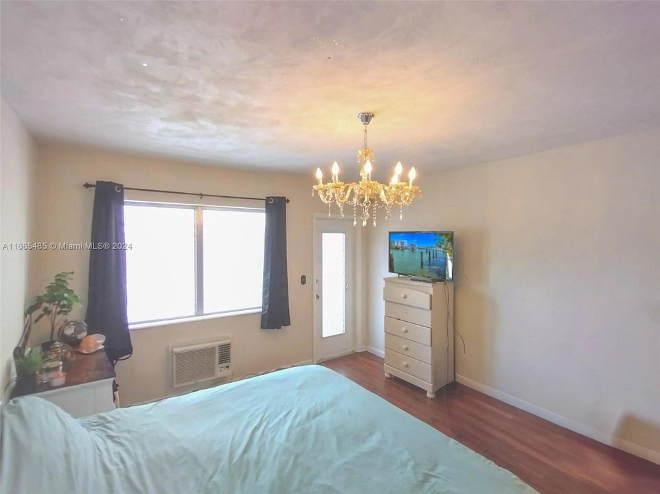 For Sale: $265,000 (1 beds, 1 baths, 639 Square Feet)