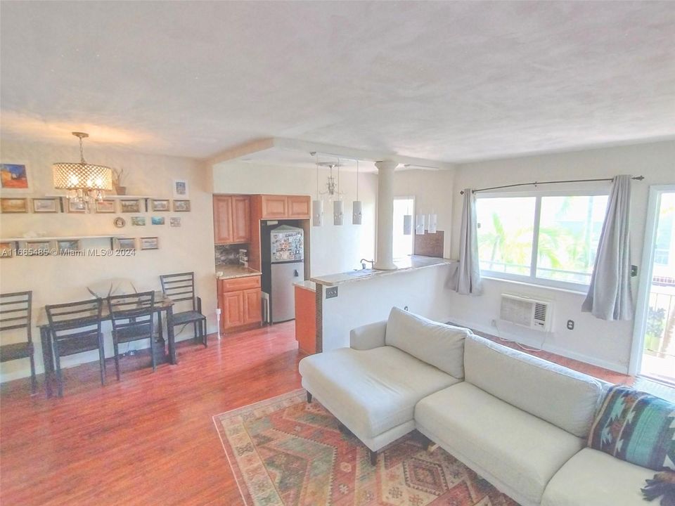 For Sale: $265,000 (1 beds, 1 baths, 639 Square Feet)