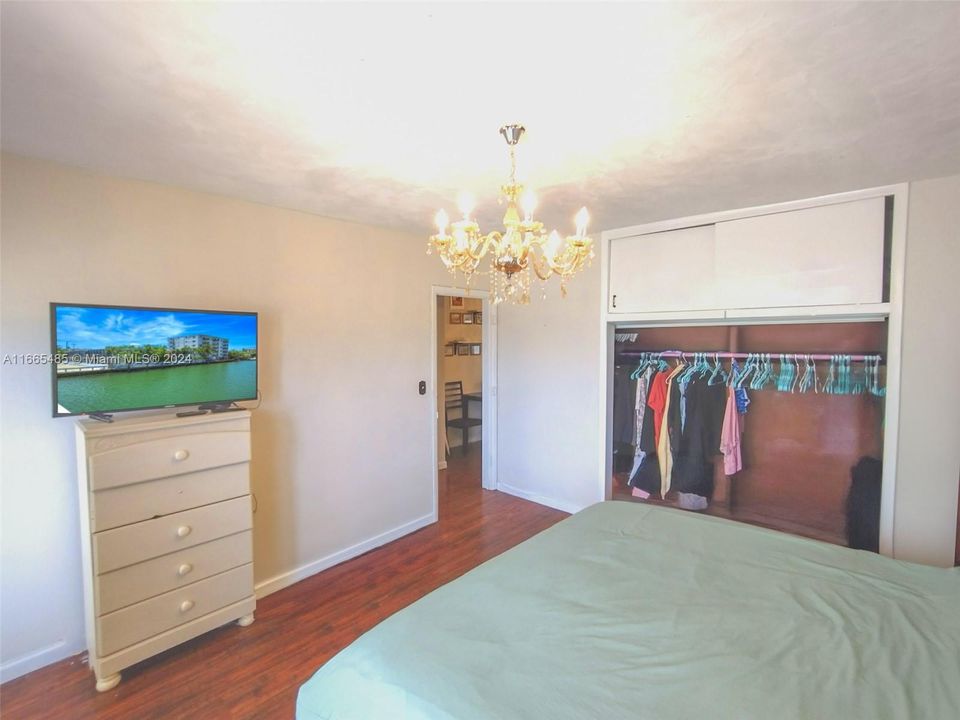 For Sale: $265,000 (1 beds, 1 baths, 639 Square Feet)