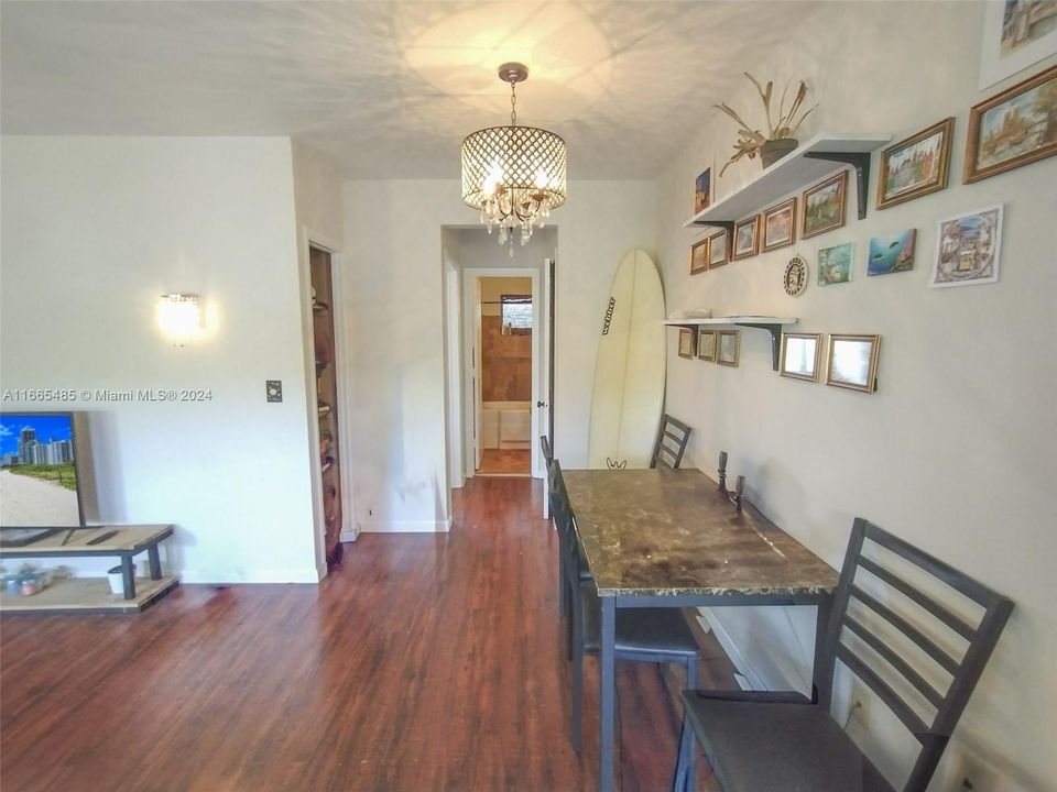 For Sale: $265,000 (1 beds, 1 baths, 639 Square Feet)