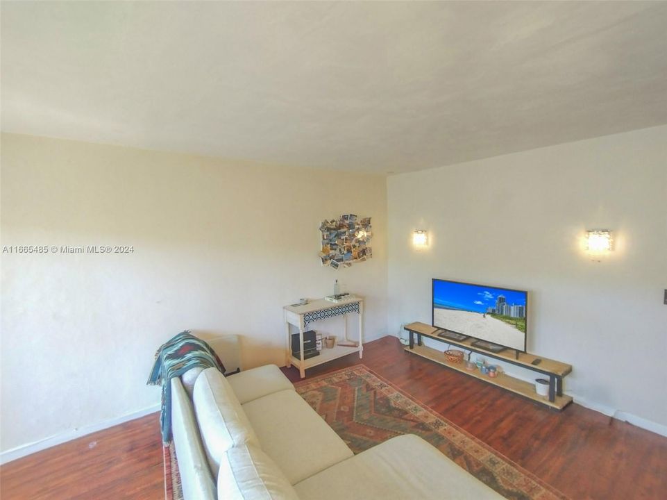 For Sale: $265,000 (1 beds, 1 baths, 639 Square Feet)