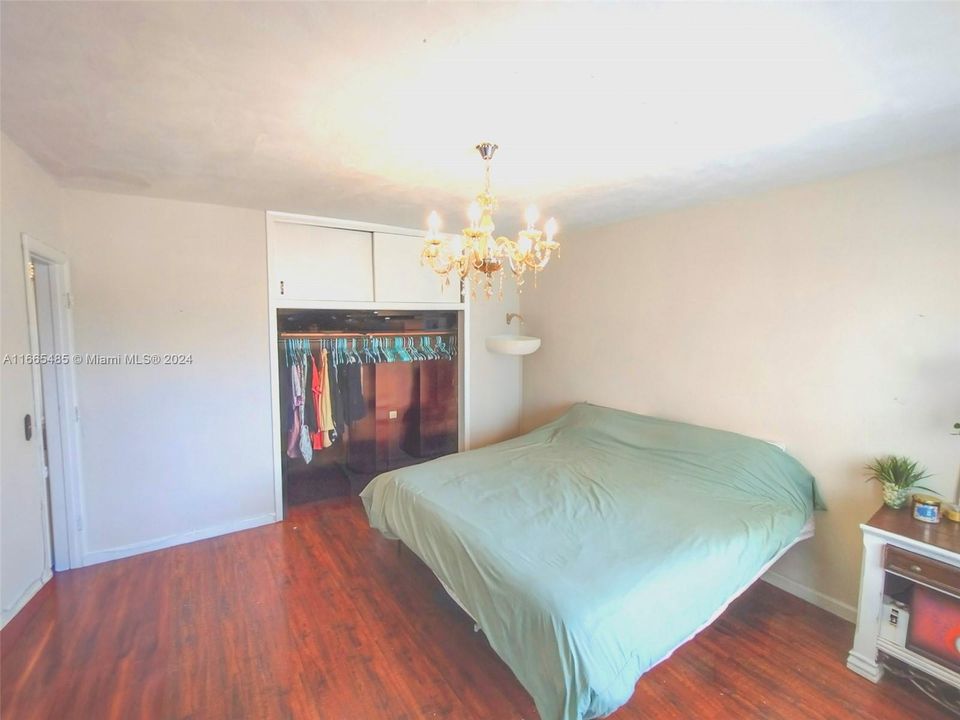 For Sale: $265,000 (1 beds, 1 baths, 639 Square Feet)