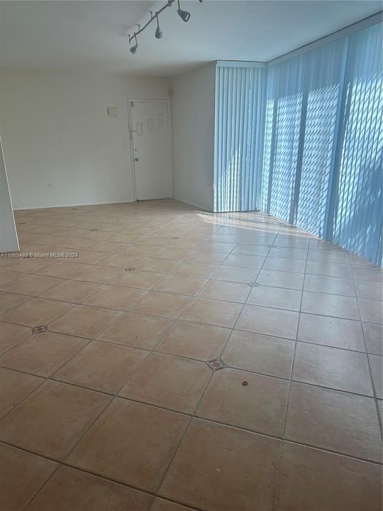 For Rent: $2,250 (1 beds, 1 baths, 800 Square Feet)