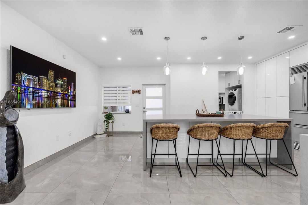 En Venta: $435,000 (4 camas, 2 baños, 1850 Pies cuadrados)