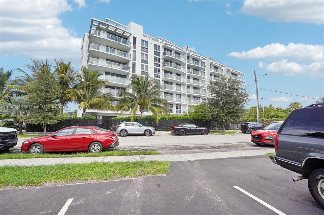 For Sale: $499,999 (2 beds, 2 baths, 968 Square Feet)