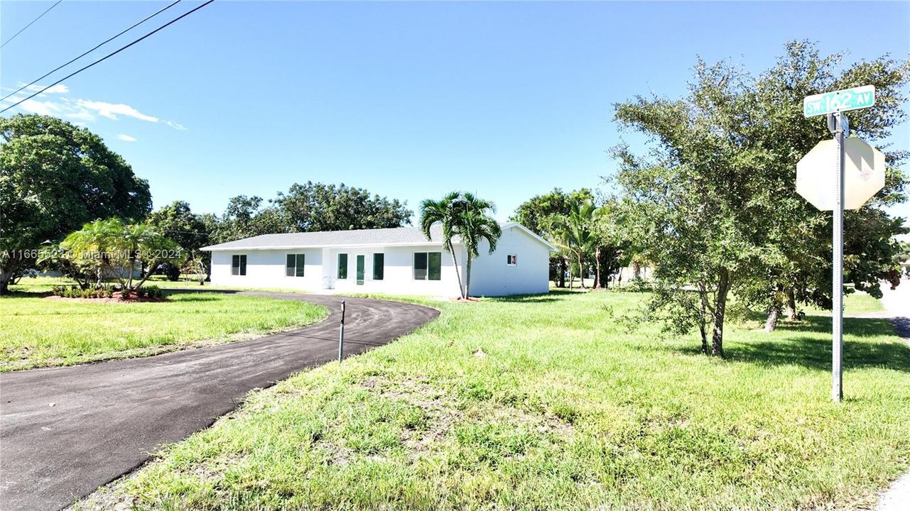 For Sale: $860,000 (3 beds, 2 baths, 1912 Square Feet)