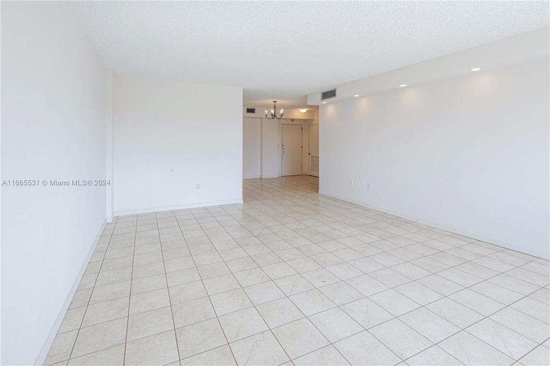 For Sale: $355,000 (2 beds, 2 baths, 1154 Square Feet)