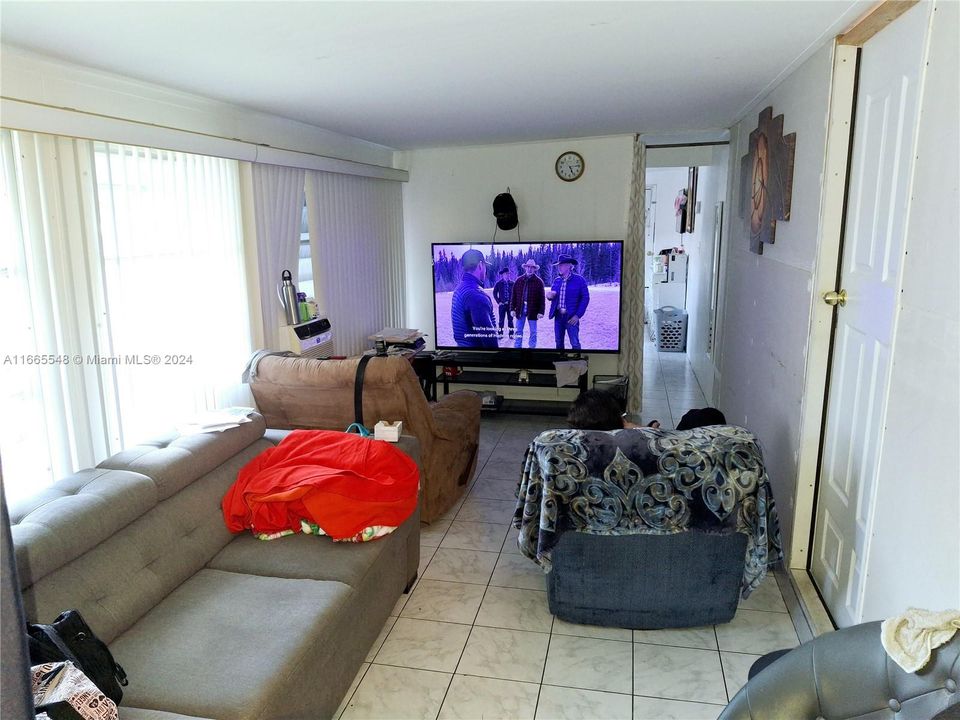 For Sale: $165,000 (2 beds, 2 baths, 686 Square Feet)