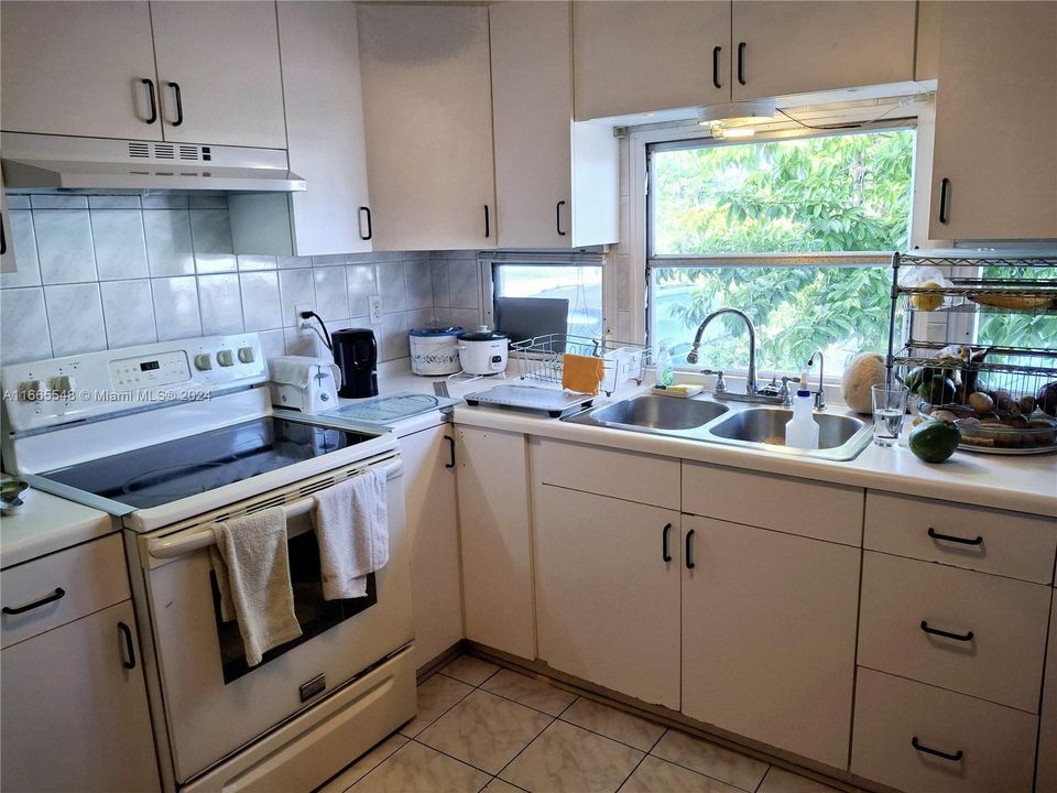 For Sale: $165,000 (2 beds, 2 baths, 686 Square Feet)