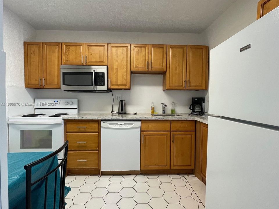 For Sale: $215,000 (1 beds, 1 baths, 670 Square Feet)