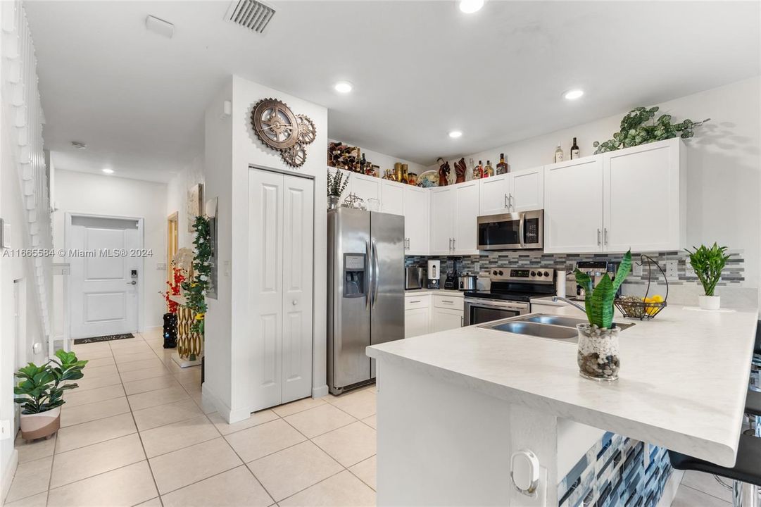 For Sale: $395,000 (3 beds, 2 baths, 1393 Square Feet)