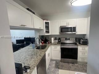 For Sale: $299,999 (2 beds, 2 baths, 958 Square Feet)