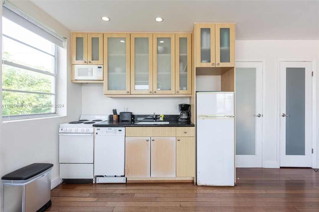 For Sale: $425,000 (1 beds, 1 baths, 537 Square Feet)