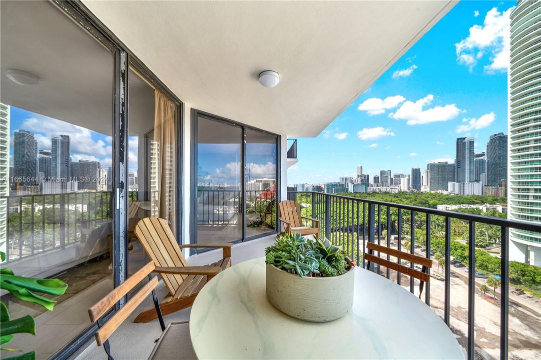 For Sale: $565,000 (1 beds, 1 baths, 1064 Square Feet)