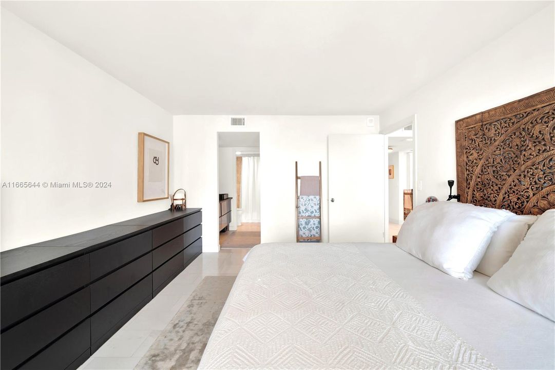 For Sale: $565,000 (1 beds, 1 baths, 1064 Square Feet)